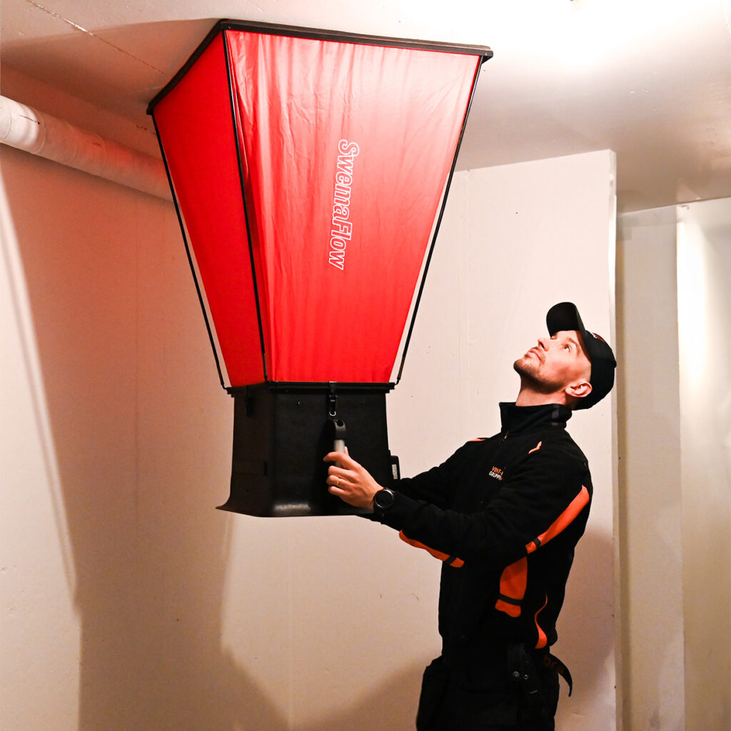 Ventilationstekniker utför mätning under OVK